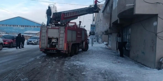 Diyadin’de tehlike oluşturan buz sarkıtları temizlendi