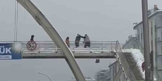 Diyarbakır’da bir şahıs çocukları öldüresiye dövdü: O anlar kamerada