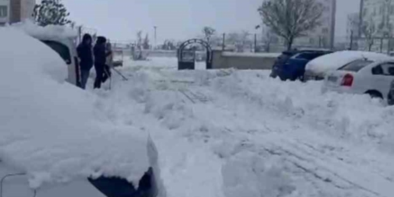 Diyarbakır’da kar esareti: Site sakinleri kiraladıkları kepçeyle yollarını açtı