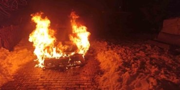 Diyarbakır’da seyir halindeki araç alev topuna döndü