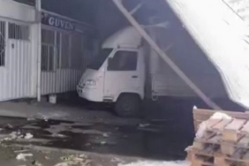 Diyarbakır’da yoğun kar çatıları devirdi