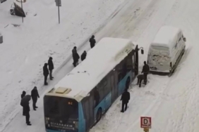 Diyarbakır’da yolda kalan halk otobüslerini vatandaşlar itti