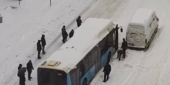 Diyarbakır’da yolda kalan halk otobüslerini vatandaşlar itti