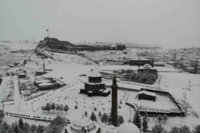 Doğu’nun incisi Kars, beyaz gelinliğini giydi: Beyaza bürünen kent havadan görüntülendi