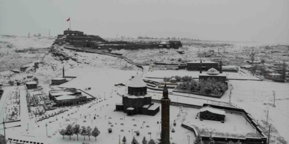 Doğu’nun incisi Kars, beyaz gelinliğini giydi: Beyaza bürünen kent havadan görüntülendi