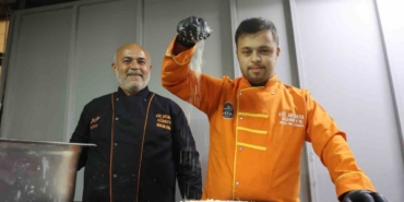 Dünyanın en iyi tatlısı seçilen ‘Antakya Künefesi’ down sendromlu Mehmet’in ellerinde tat buluyor