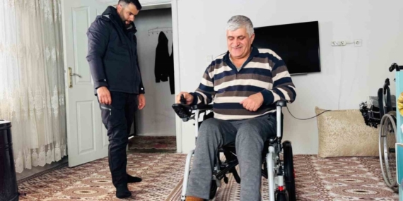 Duyarlı vatandaştan engelli vatandaşa akülü sandalye desteği