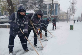 Düzce Belediyesi karla mücadeleyi aralıksız sürdürüyor