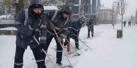 Düzce Belediyesi karla mücadeleyi aralıksız sürdürüyor