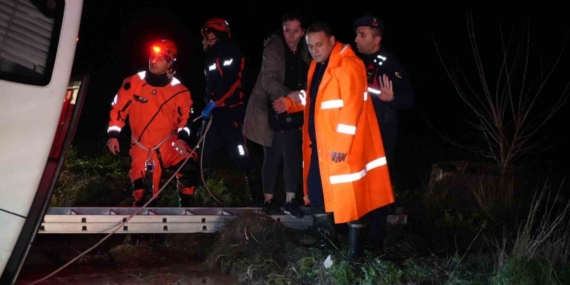 Edirne’de minibüs sulama kanalına düştü: Mahsur kalanlar kurtarıldı