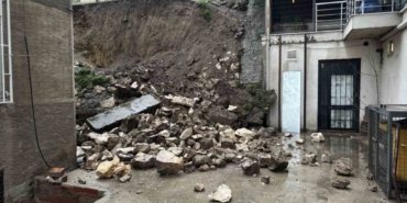 Edirne’de sağanak sonrası istinat duvarı çöktü: Balkonlar zarar gördü