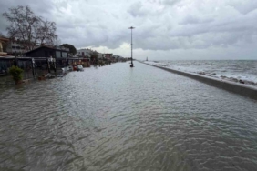 Edremit’te denizle kara birleşti, işletmeler sular altında kaldı