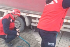 Edremit’te kamyonun altında kalan vatandaşı itfaiye kurtardı