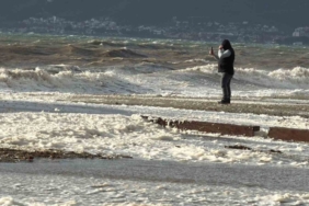 Edremit’te lodos sahili köpükle kapladı