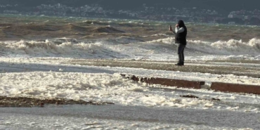 Edremit’te lodos sahili köpükle kapladı