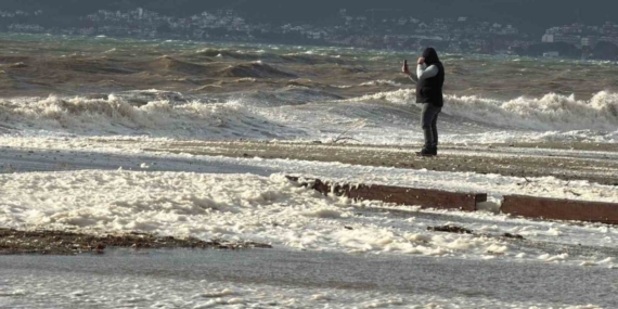 Edremit’te lodos sahili köpükle kapladı