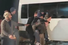 Ekipler yolu açtı, 90 yaşındaki hasta sırtta taşınarak sağlık ekibine ulaştırıldı