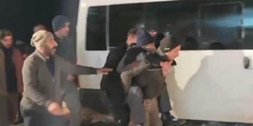 Ekipler yolu açtı, 90 yaşındaki hasta sırtta taşınarak sağlık ekibine ulaştırıldı