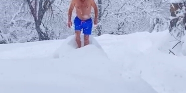 Eksi 10 dereceyi aldırmadan şortuyla karda yüzdü