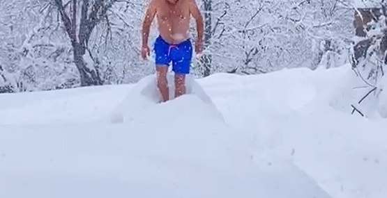 Eksi 10 dereceyi aldırmadan şortuyla karda yüzdü