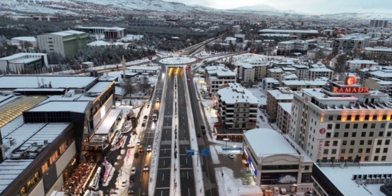 Elazığ’da belediye ekipleri, karla mücadelesini aralıksız sürdürüyor