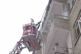 Elazığ’da buz sarkıtları itfaiye ekiplerince temizleniyor