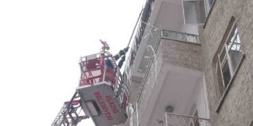 Elazığ’da buz sarkıtları itfaiye ekiplerince temizleniyor