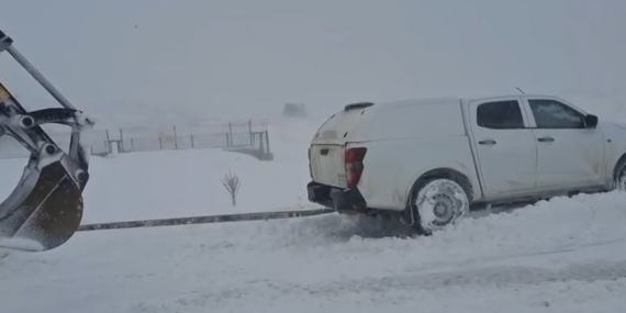 Elazığ’da karda mahsur kalan araçlar kurtarıldı