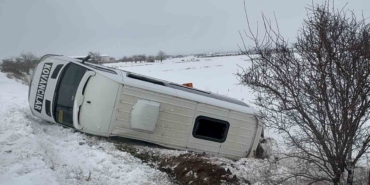 Elazığ’da minibüs şarampole devrildi: 9 yaralı