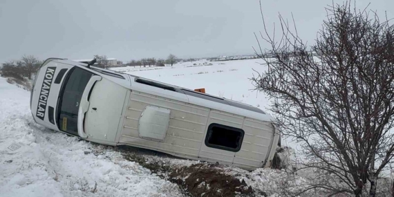 Elazığ’da minibüs şarampole devrildi: 9 yaralı
