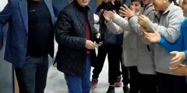 Emekliye ayrılan 42 yıllık öğretmene duygusal veda