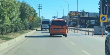 Emniyet kemerini kazalı kapıya bağladı