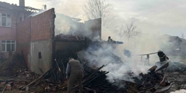 Erbaa’da ahırda çıkan yangın eve sıçradı