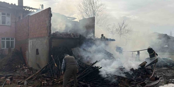 Erbaa’da ahırda çıkan yangın eve sıçradı