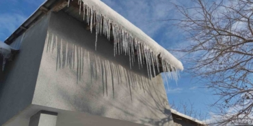 Erciş’te buz sarkıtları tehlike saçıyor