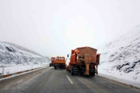 Erzincan-Sivas ve Gümüşhane yolunda kar çilesi