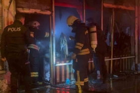 Erzincan’da gece yarısı yangın paniği: Çantacı dükkânı küle döndü