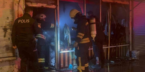 Erzincan’da gece yarısı yangın paniği: Çantacı dükkânı küle döndü