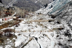 Erzincan’da kış sert yüzünü gösterdi: Doğa buzla kaplandı