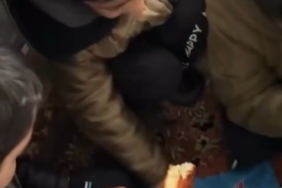 Erzincan’da servis kara saplandı, acıkan minik öğrenciler beslenme çantalarına sarıldı