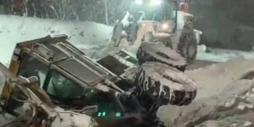 Erzurum’da kar temizleme aracı devrildi