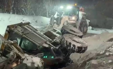 Erzurum’da kar temizleme aracı devrildi