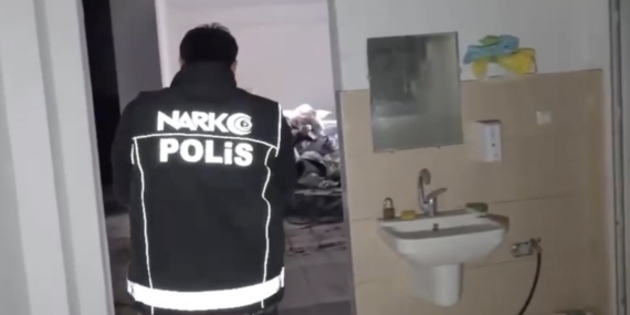 Eski fabrika binasını uyuşturucu imalathanesine çevirmiş: 130 kilo uyuşturucu ele geçirildi