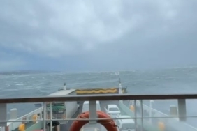 Eskihisar iskelesine yanaşamayıp sürüklenen arabalı feribot güvenli bölgede fırtınanın geçmesini bekliyor