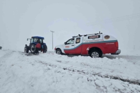 Evde doğum yapan anne ve bebeği, saatler süren çalışmanın ardından kurtarıldı