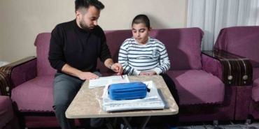 Evde eğitimle derslerini aksatmıyor, polis olma hayali kuruyor