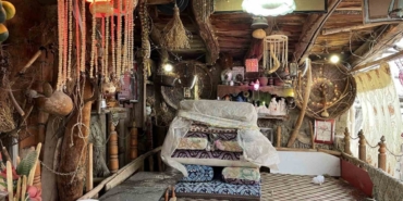 Evinin bahçesini topladığı eşyalarla müzeye çevirdi