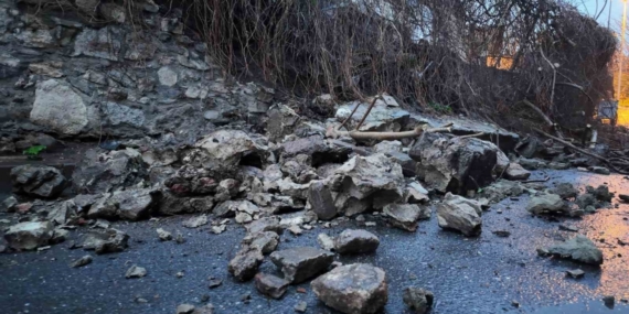 Fatih’te istinat duvarı çöktü