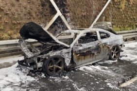 Fatih’te otomobil yol ortasında alevlere teslim oldu