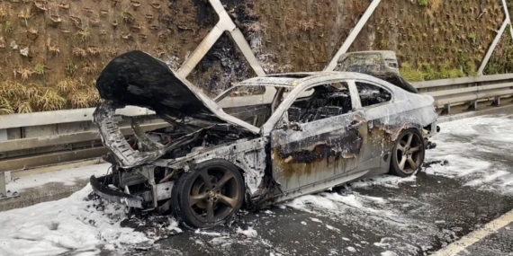 Fatih’te otomobil yol ortasında alevlere teslim oldu